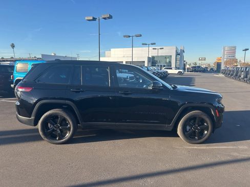 Used 2023 Jeep Grand Cherokee Limited w/ Black Appearance Package image 36