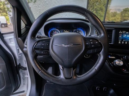 Used 2020 Chrysler Pacifica Touring w/ S Appearance Package FWD image 13