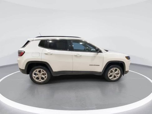 Used 2024 Jeep Compass Latitude image 9