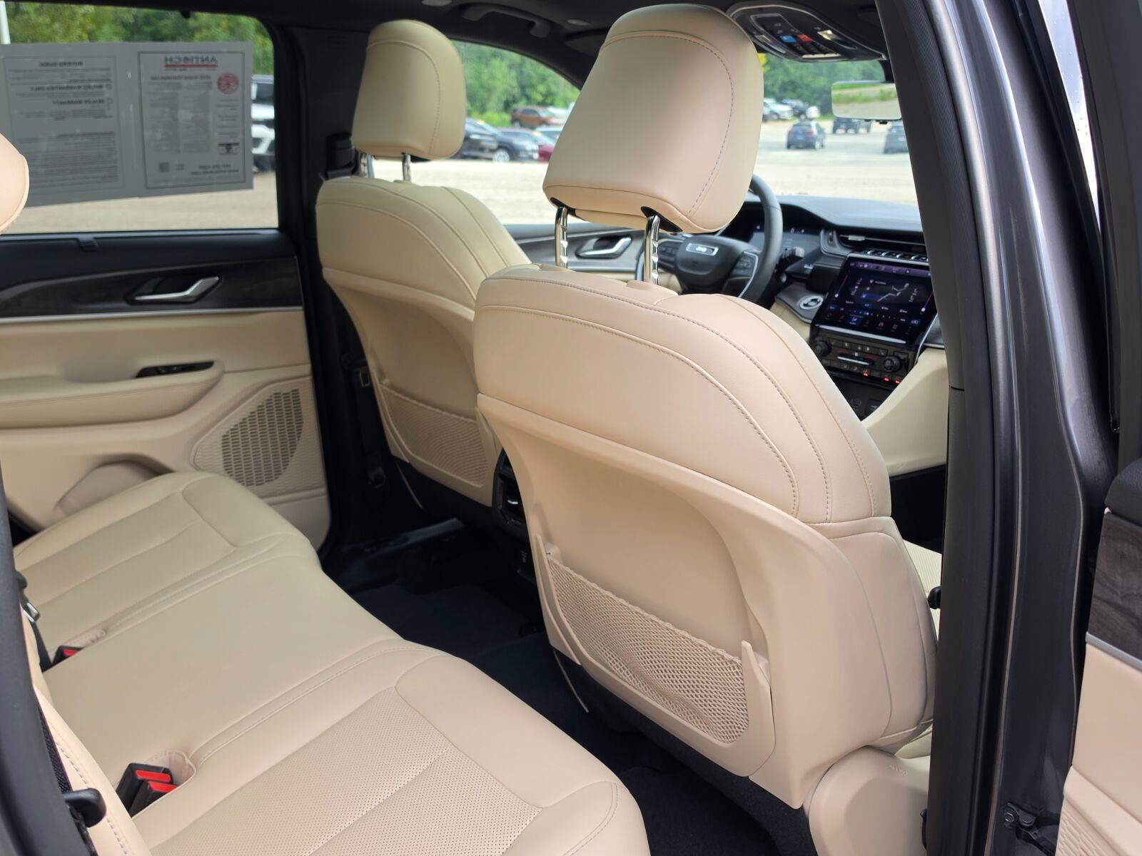 Used 2025 Jeep Grand Cherokee Limited w/ Luxury Tech Group II AWD/4WD image 12