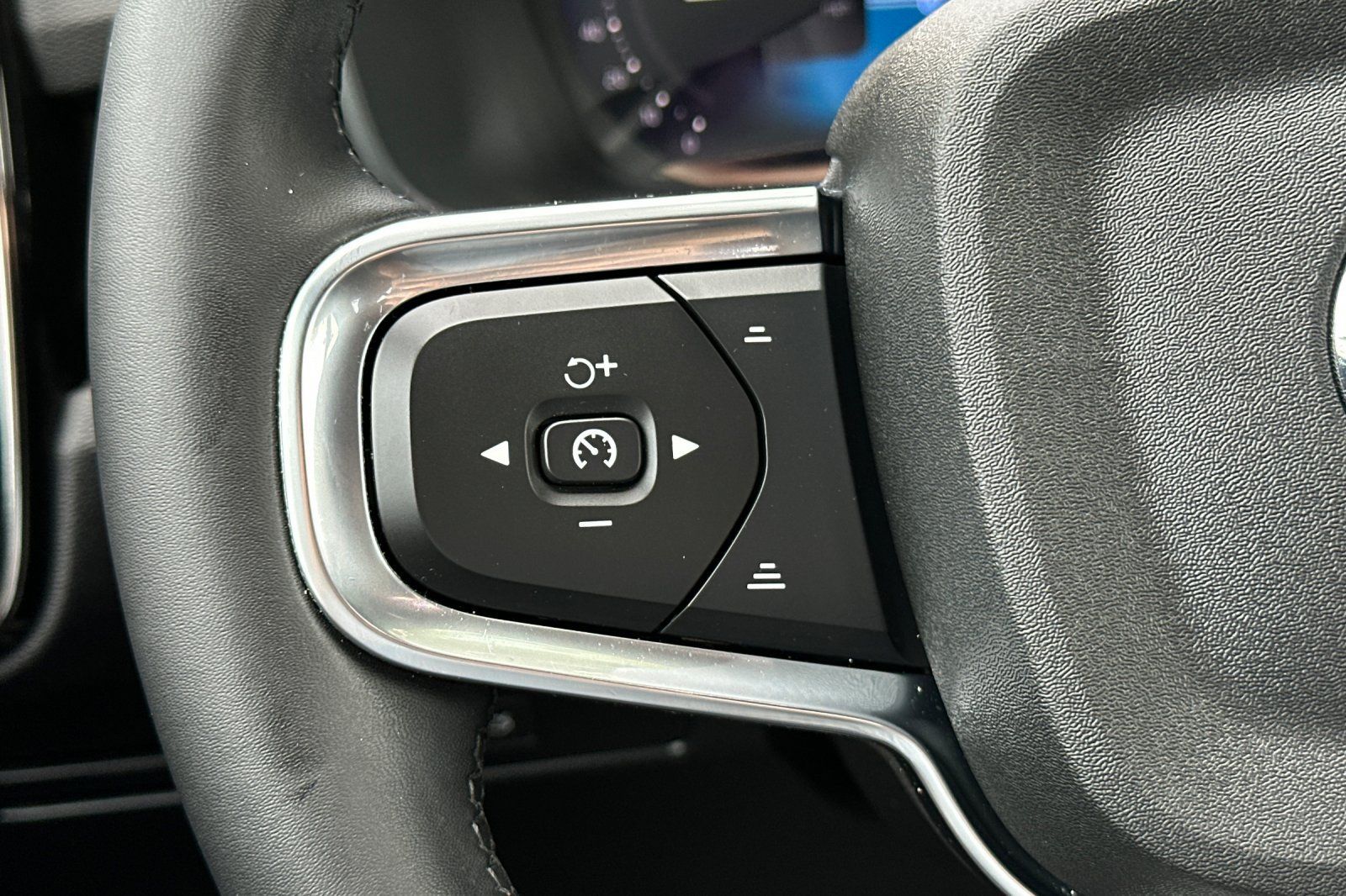 Certified 2024 Volvo XC40 Recharge Core w/ Protection Package Premier AWD/4WD image 26