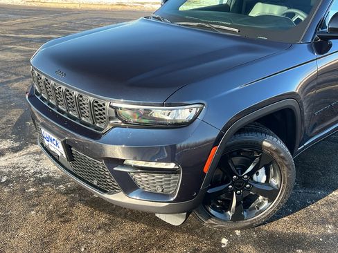 Used 2024 Jeep Grand Cherokee Limited w/ Luxury Tech Group II image 9