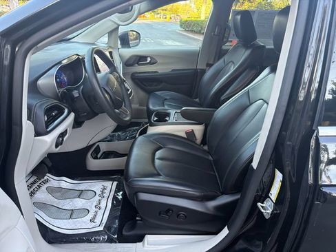 Used 2023 Chrysler Pacifica Touring-L FWD image 9