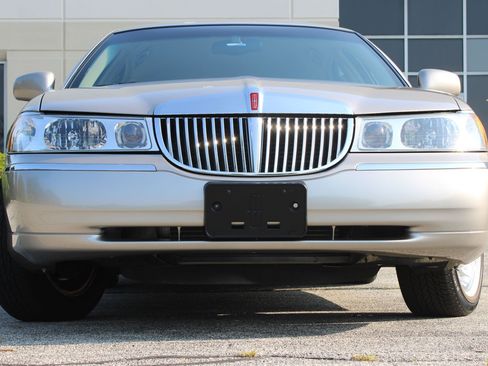 Used 2002 Lincoln Town Car Executive RWD image 37