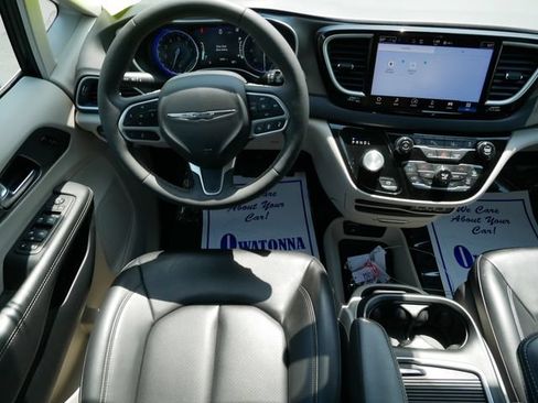 Used 2023 Chrysler Pacifica Touring-L FWD image 9