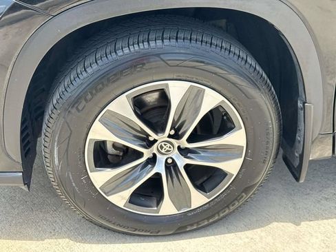 Used 2021 Toyota Highlander XLE AWD/4WD image 5
