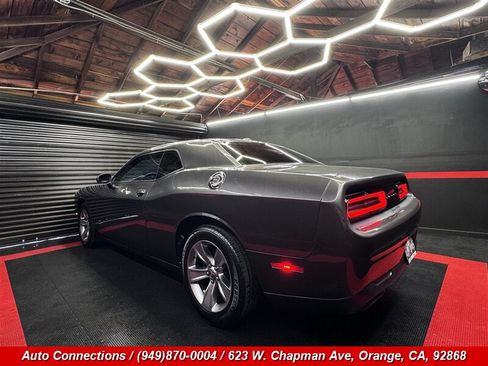 Used 2015 Dodge Challenger SXT RWD image 4