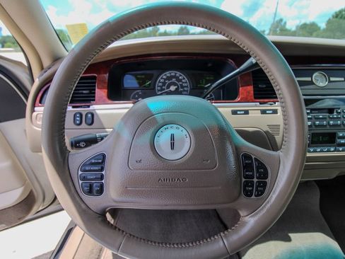 Used 2004 Lincoln Town Car Signature RWD image 18