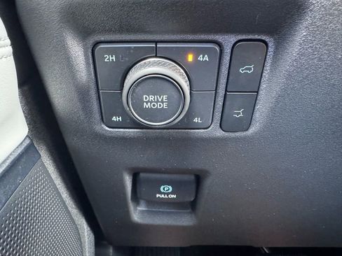 Used 2025 Ford Expedition Platinum image 19