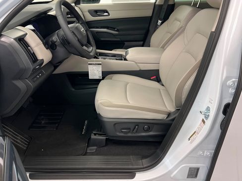 New 2026 Nissan Pathfinder SL image 17