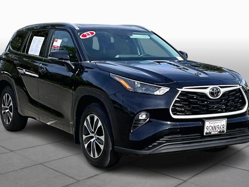 Used 2023 Toyota Highlander XLE image 2