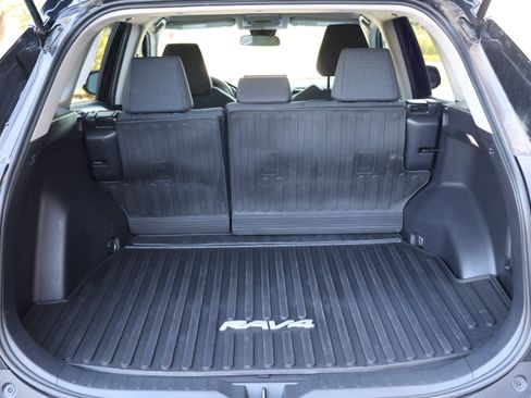 Used 2022 Toyota RAV4 LE AWD/4WD image 6