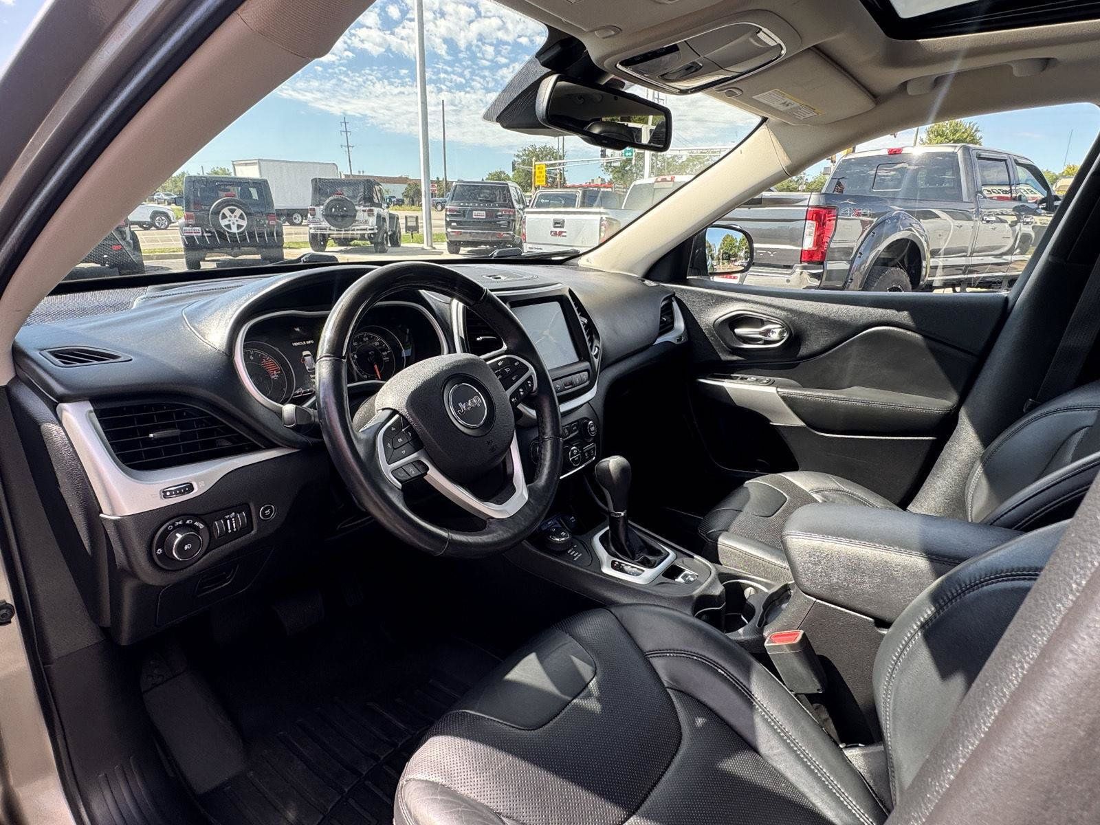 Used 2017 Jeep Cherokee Overland w/ Technology Group AWD/4WD image 17