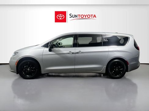 Used 2024 Chrysler Pacifica Touring-L image 7