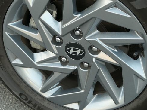 Used 2024 Hyundai Elantra SEL image 12