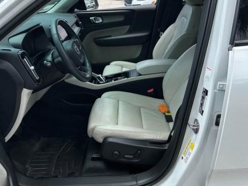 Used 2023 Volvo XC40 B5 Plus w/ Climate Package AWD/4WD image 2