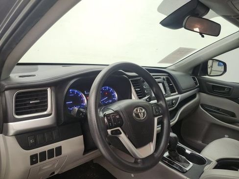 Used 2019 Toyota Highlander LE FWD image 13
