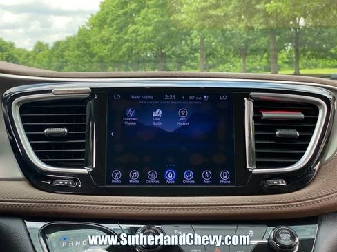 Used 2017 Chrysler Pacifica Limited FWD image 27