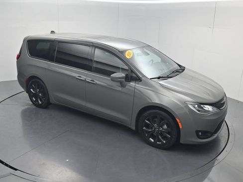 Used 2020 Chrysler Pacifica Touring w/ Advanced Safetytec Group FWD image 40