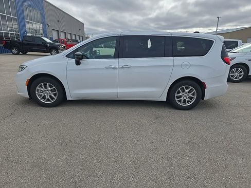 Used 2025 Chrysler Pacifica Select FWD image 3