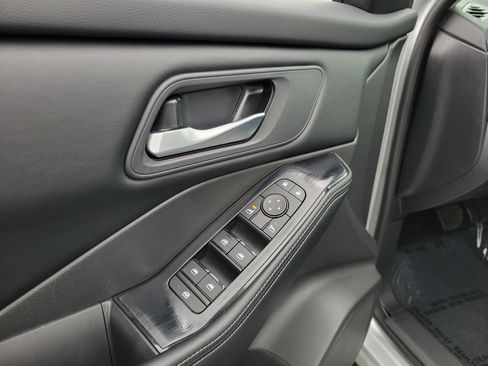 Used 2025 Nissan Rogue SV FWD image 18