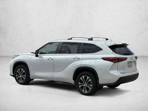 Used 2023 Toyota Highlander XLE AWD/4WD image 8