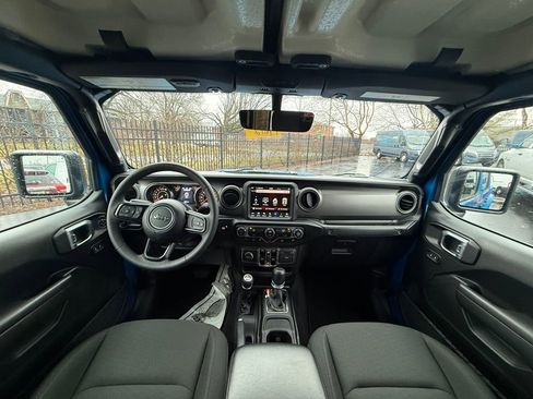 Used 2023 Jeep Gladiator Sport image 11