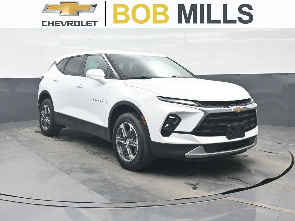 Used 2025 Chevrolet Blazer LT FWD image 1