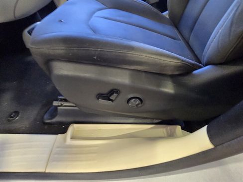 Used 2017 Chrysler Pacifica LX FWD image 11