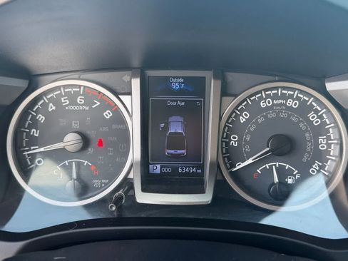 Used 2020 Toyota Tacoma SR5 RWD image 28