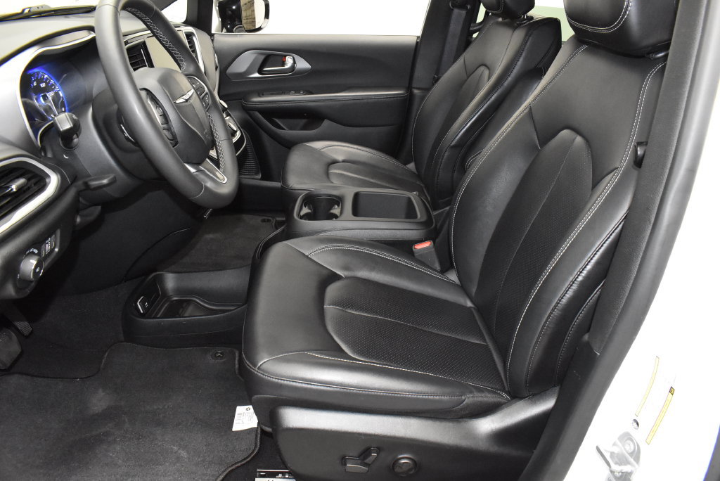 Used 2025 Chrysler Pacifica Select FWD image 13