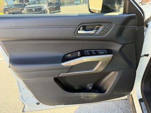 Used 2023 Nissan Pathfinder Platinum image 8