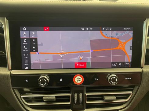 Certified 2025 Porsche Macan image 9