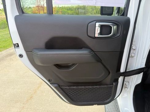 Used 2021 Jeep Wrangler Unlimited Sahara AWD/4WD image 12
