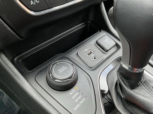 Used 2022 Jeep Cherokee Limited image 26