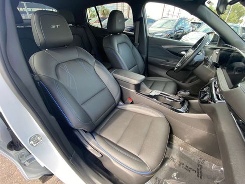 Used 2025 Buick Envista Sport Touring image 36