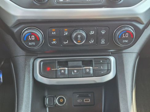 Used 2022 GMC Acadia SLE w/ Driver Convenience Package FWD image 25