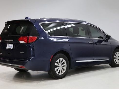 Used 2017 Chrysler Pacifica Touring-L FWD image 7