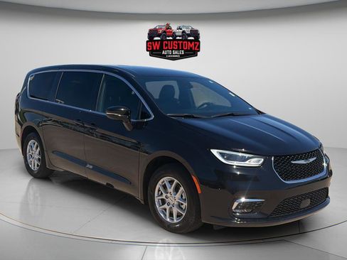 Used 2025 Chrysler Pacifica Select FWD image 1