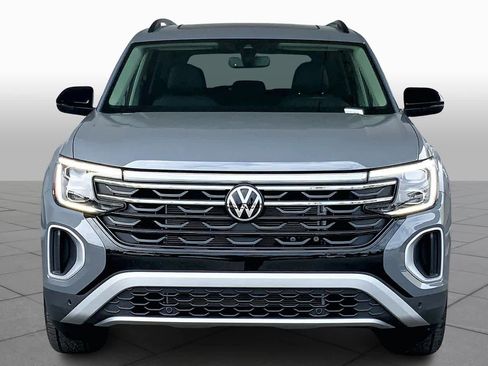 Used 2025 Volkswagen Atlas Peak Edition SE image 4