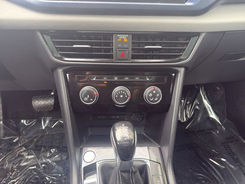 Used 2023 Volkswagen Taos SE w/ Panoramic Sunroof Package image 25