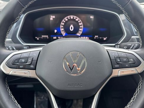 Used 2024 Volkswagen Tiguan SE w/ Panoramic Sunroof Package FWD image 18