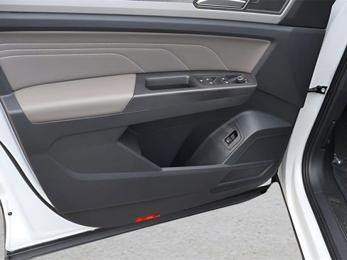 Used 2023 Volkswagen Atlas Cross Sport SE w/ Black Wheel Package image 10