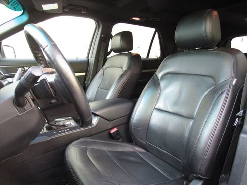 Used 2016 Ford Explorer XLT w/ Equipment Group 202A AWD/4WD image 12