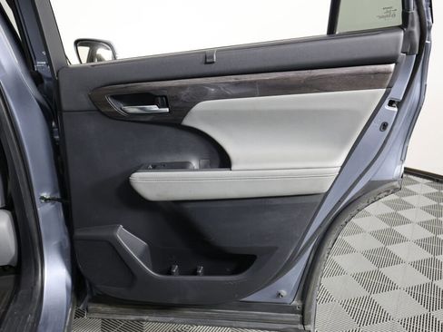 Used 2021 Toyota Highlander Limited image 22