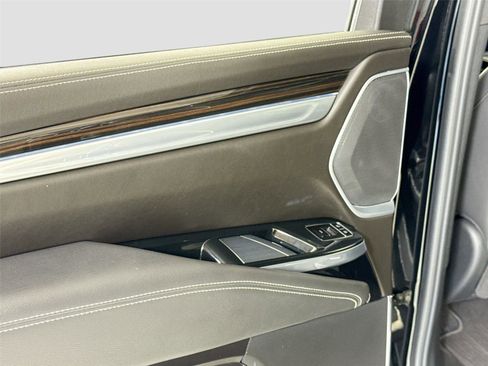 Used 2025 Cadillac Escalade ESV Premium Luxury image 27