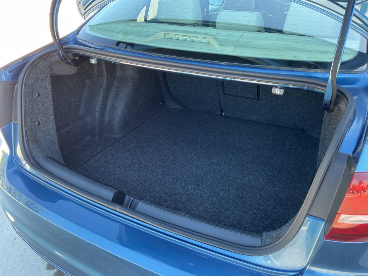 Used 2017 Volkswagen Jetta SE FWD image 36