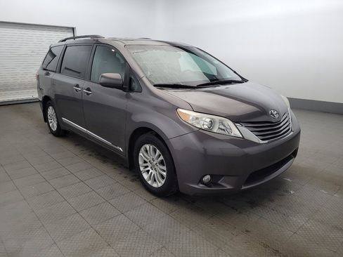 Used 2017 Toyota Sienna XLE image 13