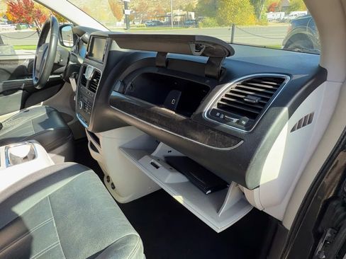 Used 2016 Chrysler Town & Country Touring image 2