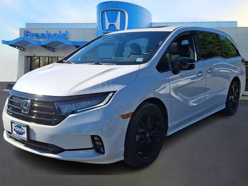 Used 2024 Honda Odyssey Sport image 3